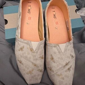 TOMS Women's Alpargata Birch Foul Bumble Bees Print Cream Slip-On Shoes